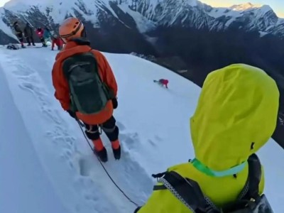 31岁男子从雪山滑坠身亡当地教体局：在山顶附近解开绳索给同伴拍照时发生意外